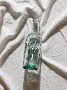 bouteille couché sur table nape vu du dessus sans étiquette.webp